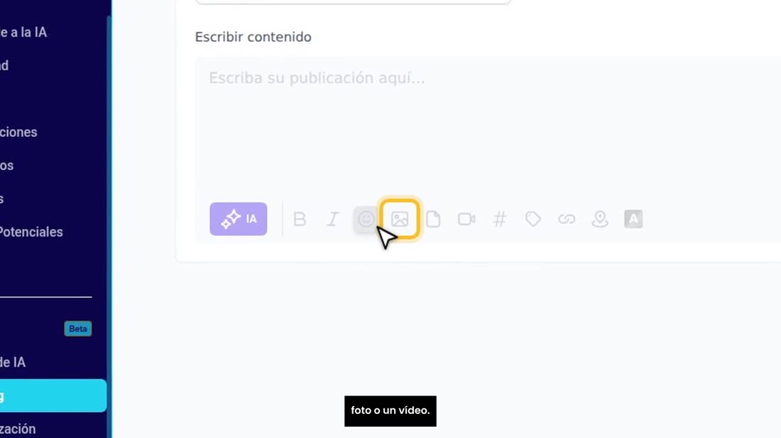 Debajo, escriba el texto. Con estos iconos añade emojis, una foto o un vídeo.