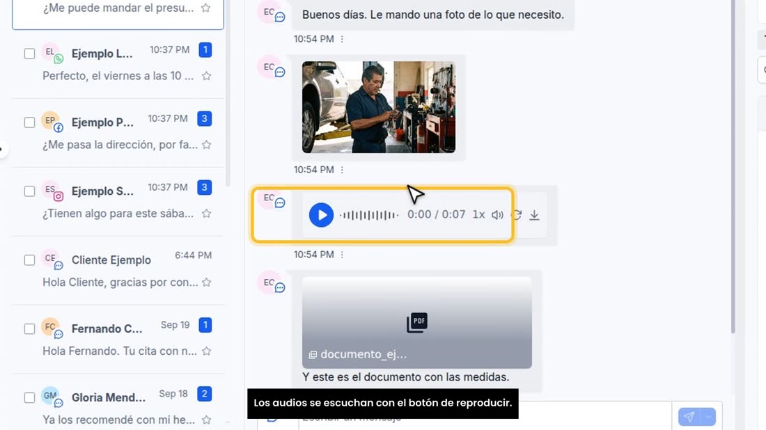 Los audios se escuchan con el botón de reproducir.