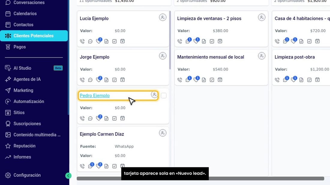 Y cada tarjeta es un cliente. Cuando entra uno nuevo, su tarjeta aparece sola en «Nuevo lead».