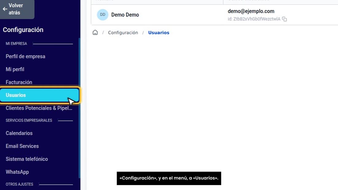 Para darle acceso a alguien de su equipo, entre a «Configuración», y en el menú, a «Usuarios».